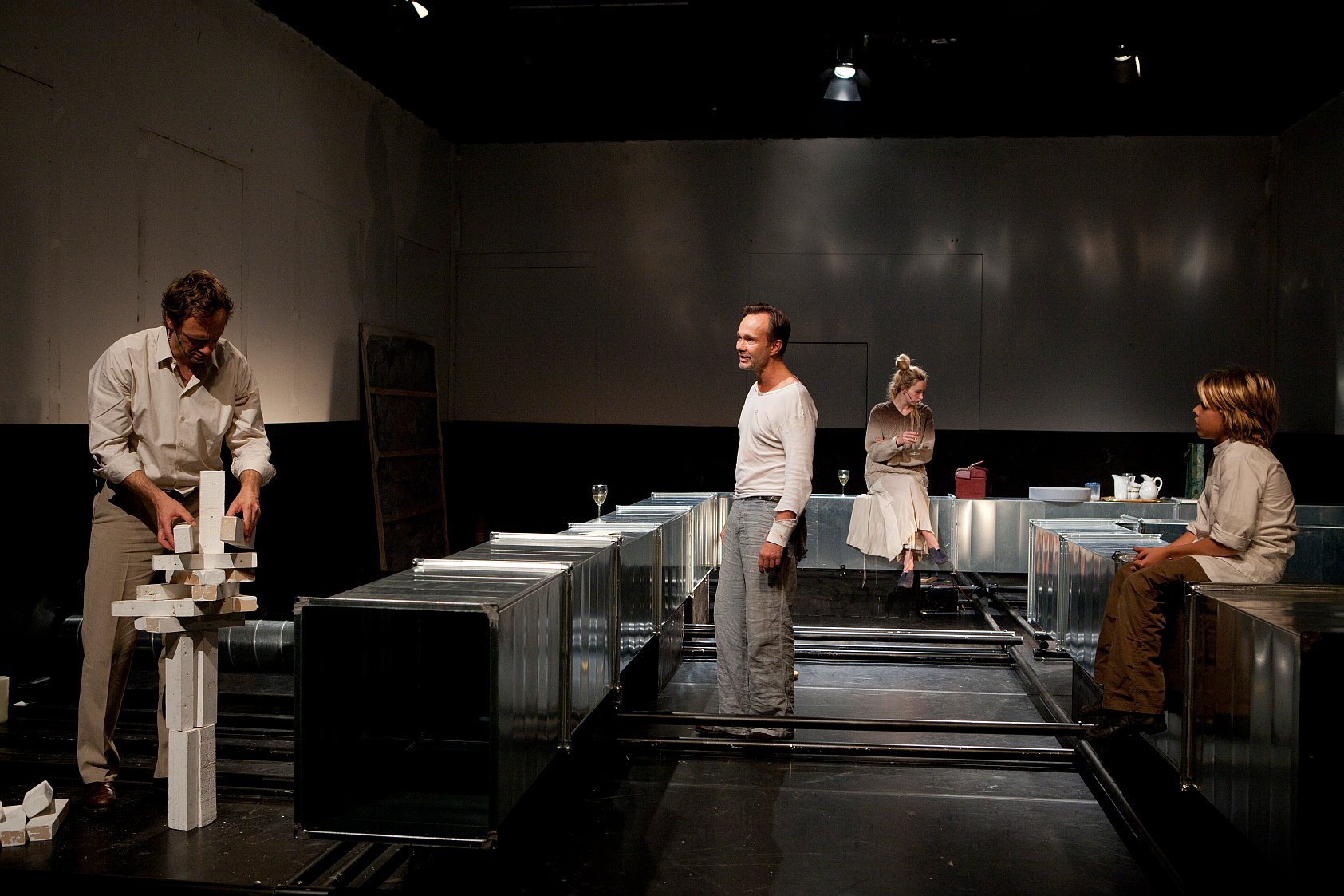 Martin Schepers - Bühnenbild: Opfer - Das Opfer nach Andrei Tarkowsky, Garage X, Wien, 2012. Inszenierung Philipp Hauß, Musik Sergej Newski (large)